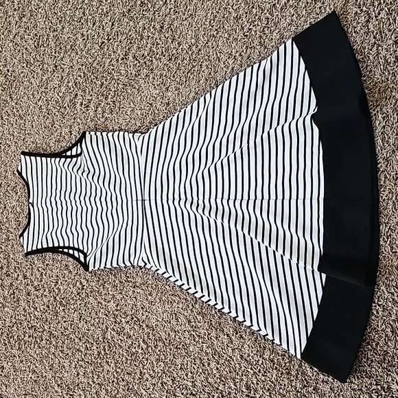 Nicole Miller Dress Striped Sleeveless Fit and Flare Small Black & White Pockets - Picture 5 of 5